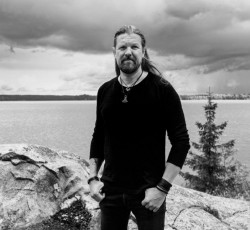 Πληροφορίες για το ντεμπούτο των Silver Lake του Esa Holopainen