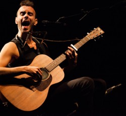 «10»: Πειστήρια της μουσικής ευφράδειας του Asaf Avidan 