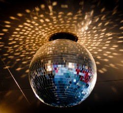 Τα disco τραγούδια που λάτρεψαν οι ροκάδες