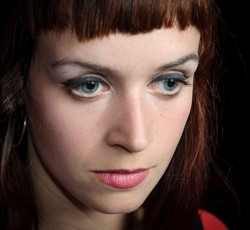 «10»: Λόγοι να λατρέψεις την Julie Christmas 