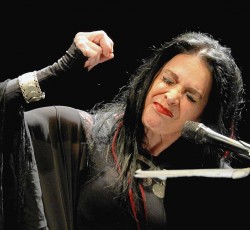 «10»: Αλλόκοτες live εμφανίσεις της σκοτεινής Diamanda Galas