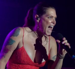 «10»: Οι κορυφαίες ερμηνείες της Beth Hart