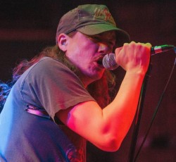 Ένας μεγάλος rock star στο σώμα του πιο low profile ανθρώπου στον πλανήτη