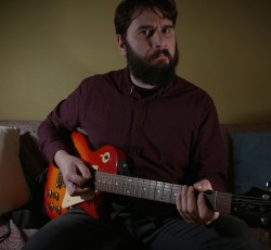 «10»: Τα αγαπημένα κιθαριστικά σόλο του Πάρι Ρούπου 