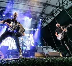 «10»: Τραγούδια που ανυπομονούμε να ακούσουμε στο φετινό AthensRocks Festival 