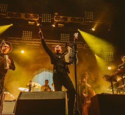 «10»: Αγαπημένες διασκευές των Calexico 