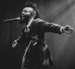 «10»: Τα καλύτερα τραγούδια του Fantastic Negrito 