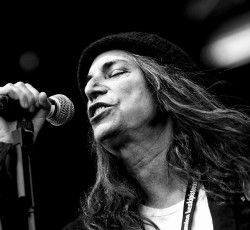 «10»: Τραγούδια της Patti Smith που θέλουμε να λαμπρύνουν το Ηρώδειο 