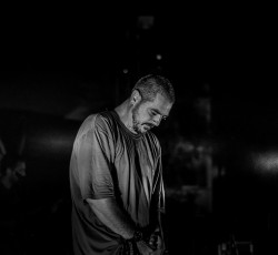 «10»: Ο Ταφ Λάθος επιλέγει δέκα δίσκους, σημεία-αναφοράς της πορείας του 