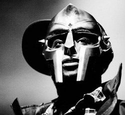 Α supervillain outcast: 25 χρόνια MF DOOM 
