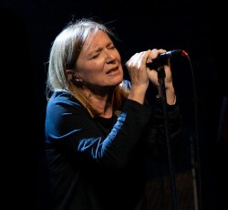 «10»: Μαγνητοσκοπήσεις όπου η Beth Gibbons μας θάμπωσε παρακολουθώντας την να ερμηνεύει