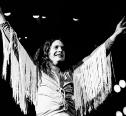 Αυτός γέννησε το σκοτάδι, στο απόγειο της τρέλας του