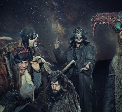 Ο μόνος τρόπος να μη χαθείς μέσα στο χάος είναι με οδηγό παράφρονα