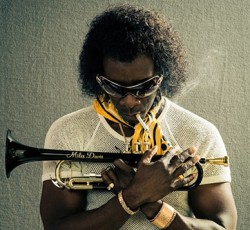 [Cine]: O Don Cheadle είναι ο Miles Davis 