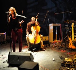 Gravitysays_i @ Θέατρο Ροές, 08/12/11