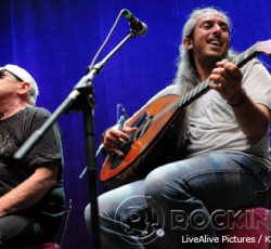 Σύμπραξη Eric Burdon και Γιάννη Χαρούλη στη σκηνή του Rοckwave / Το πρόγραμμα εμφάνισης των συγκροτημάτων 