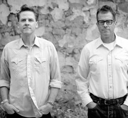 Calexico: «Η μουσική μας έχει πάθος - για αυτό αρέσει στους Έλληνες»