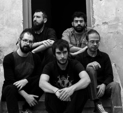 Gravitysays_i: «Θα γράφαμε για χαμένους έρωτες, αλλά μοιάζει με μνημόσυνο» 