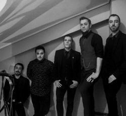 Mani Deum: «Ήταν συνειδητή η αποχή μας από τις σκηνές» 