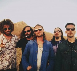 Messenger: «Θα ήταν ανειλικρινές να κολλήσουμε στον folk, ακουστικό ήχο»