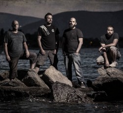 Poem: «Δεν αρνούμαστε την καταγωγή μας, αλλά δεν μένουμε και σε αυτή»