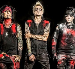 Sixx:AM: «Νιώθουμε ευγνωμοσύνη που παίζουμε την μουσική μας και εκτός Η.Π.Α.» 