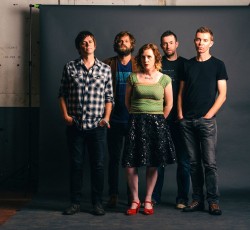 Slowdive: «Κάνουμε θόρυβο σε ένα δωμάτιο για να βγει κάτι όμορφο»