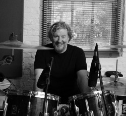 Ted McKenna: «Να δουλεύεις με τον Rory αποτελεί έμπνευση από μόνο του» 