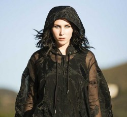 Chelsea Wolfe: «Η επαφή με τον κόσμο, φέρνει τη μουσική σε άλλο επίπεδο» 