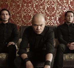 Danko Jones: «Το να παίζεις σε μια rock μπάντα δεν είναι μόνο χαβαλές»