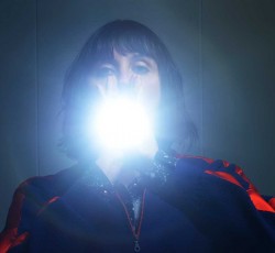 Σtella: «Δεν χρειάζεται να πας μακριά για να δεις αυτό που συμβαίνει μπροστά σου» 