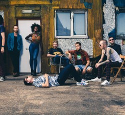 London Afrobeat Collective: «Ως μουσικοί έχουμε το καθήκον να μιλήσουμε»  