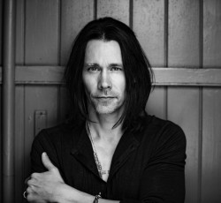 Myles Kennedy: «Όταν δημιουργείς δεν πρέπει να φοβάσαι ή να απολογείσαι» 