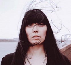 A.A. Williams: «Η μουσική είναι τα πάντα. Δεν υπάρχει κάτι άλλο...»