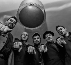 Γνωρίστε τους καλλιτέχνες του Half Note: Brothers From Another Mother 