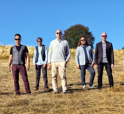 Big Big Train: «Ο κόσμος δεν μου χρωστάει μισθό επειδή γράφω τραγούδια» 