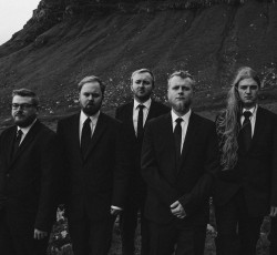 Hamferð: «Δεν νιώθoυμε ότι δεσμευόμαστε πιά από το doom σαν είδος»