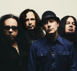 Joey Vera: «O ρόλος μου στους Armored Saint μοιάζει με αυτόν της μητέρας»