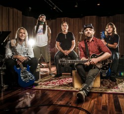 Flying Colors: «Σημασία έχει η αγάπη για την τέχνη, όχι η φήμη ή τα λεφτά» 