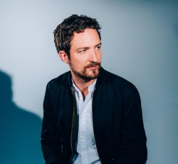 Frank Turner: «Δώσε μου μόνο μια κιθάρα κι ένα δωμάτιο με κόσμο» 