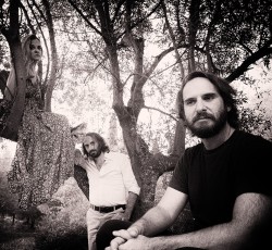 Τα Παιδιά της Παλαιότητας: «Νεοελληνικό ενθύμιο χωρίς μπουζούκι δε νοείται» 