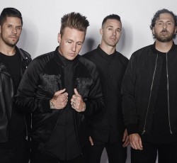 Papa Roach: «Η μουσική είναι άρρηκτα συνδεδεμένη με τη μόδα» 