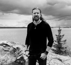 Esa Holopainen: «Δε μου αρέσει η μουσική να γίνεται επίδειξη τεχνικής» 