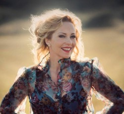 Anneke van Giersbergen: «Mου έλειψε πολύ η απευθείας σύνδεση με το κοινό»