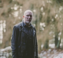Arð: «Το "Take Up My Bones" είναι η ιστορία του 200-ετούς ταξιδιού του φερέτρου του Cuthbert»