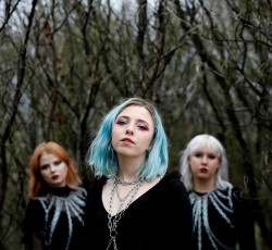 Kælan Mikla: «Ο κόσμος θα αναζητά διαρκώς καταφύγιο στη σκοτεινή μουσική» 