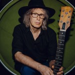 Mike Scott: «Όταν γράφω μόνος μου, συνεργάζομαι με την ίδια τη μουσική»