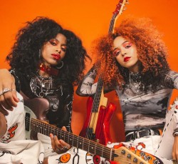 Nova Twins: «Θέλουμε οι άνθρωποι να αισθάνονται ενδυναμωμένοι όταν ακούνε τη μουσική μας»