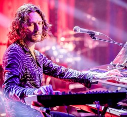 Adam Wakeman: «Ευτυχώς που ο κόσμος θέλει ακόμα να πηγαίνει σε συναυλίες»