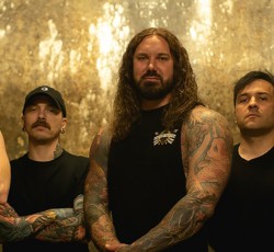 As I Lay Dying: «H διαφορά μας με το μοντέρνο metalcore είναι απλά το κούρδισμα στις κιθάρες»